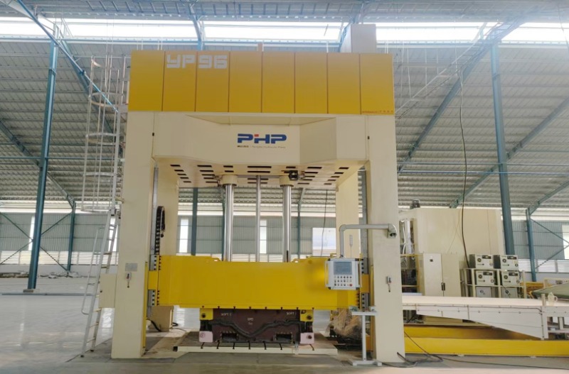L'équipe de service PHP a terminé avec succès l'installation et la mise en service d'une presse pour pièces intérieures de 150 tonnes en Indonésie
