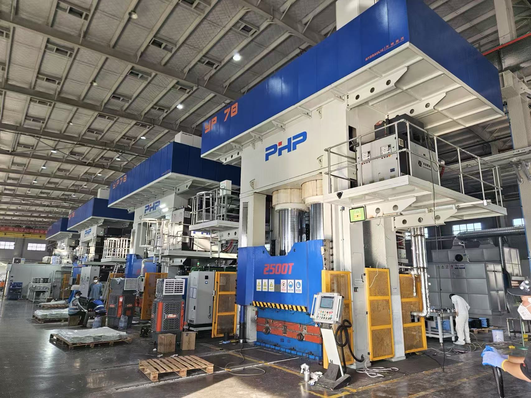 Presse de moulage servo HP-RTM : faire progresser la précision, l'efficacité et l'automatisation dans la fabrication de composites modernes
