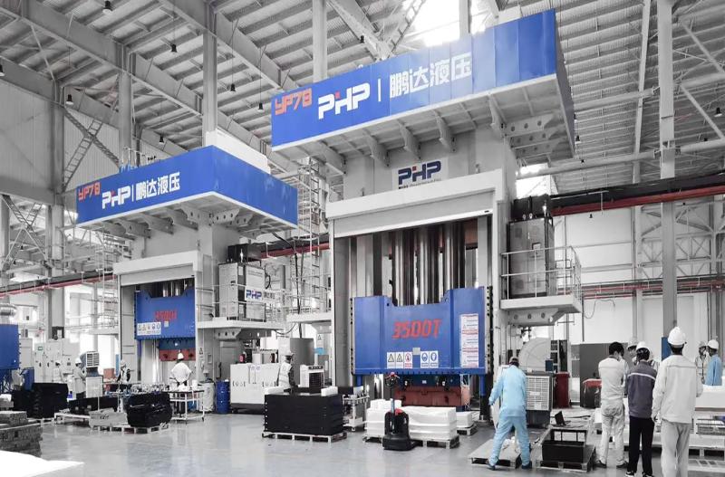 Quel est l'impact de l'optimisation des performances des presses composites sur le processus de fabrication ?