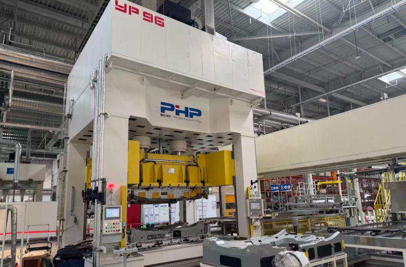 Comment une presse de pièces de garniture automatique améliore-t-elle la précision de la fabrication intérieure ?